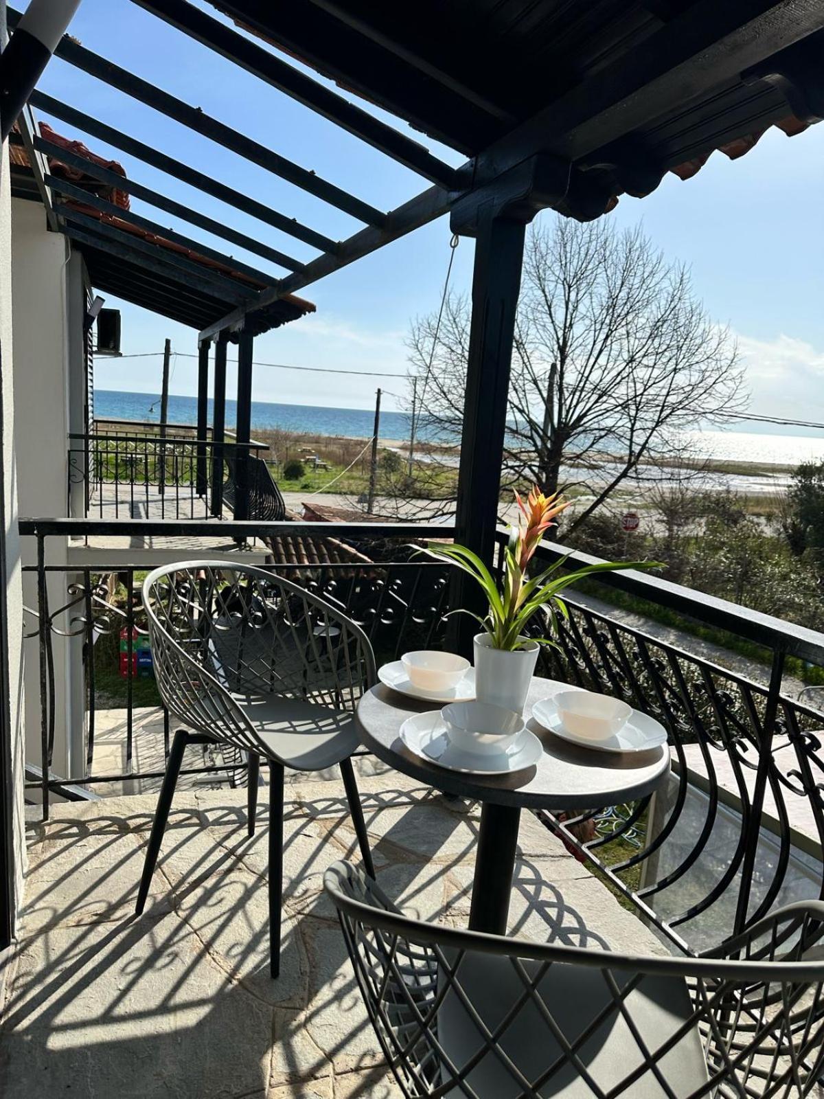 Room Nine 9 Beachfront Apartments Nea Kallikrateia 外观 照片