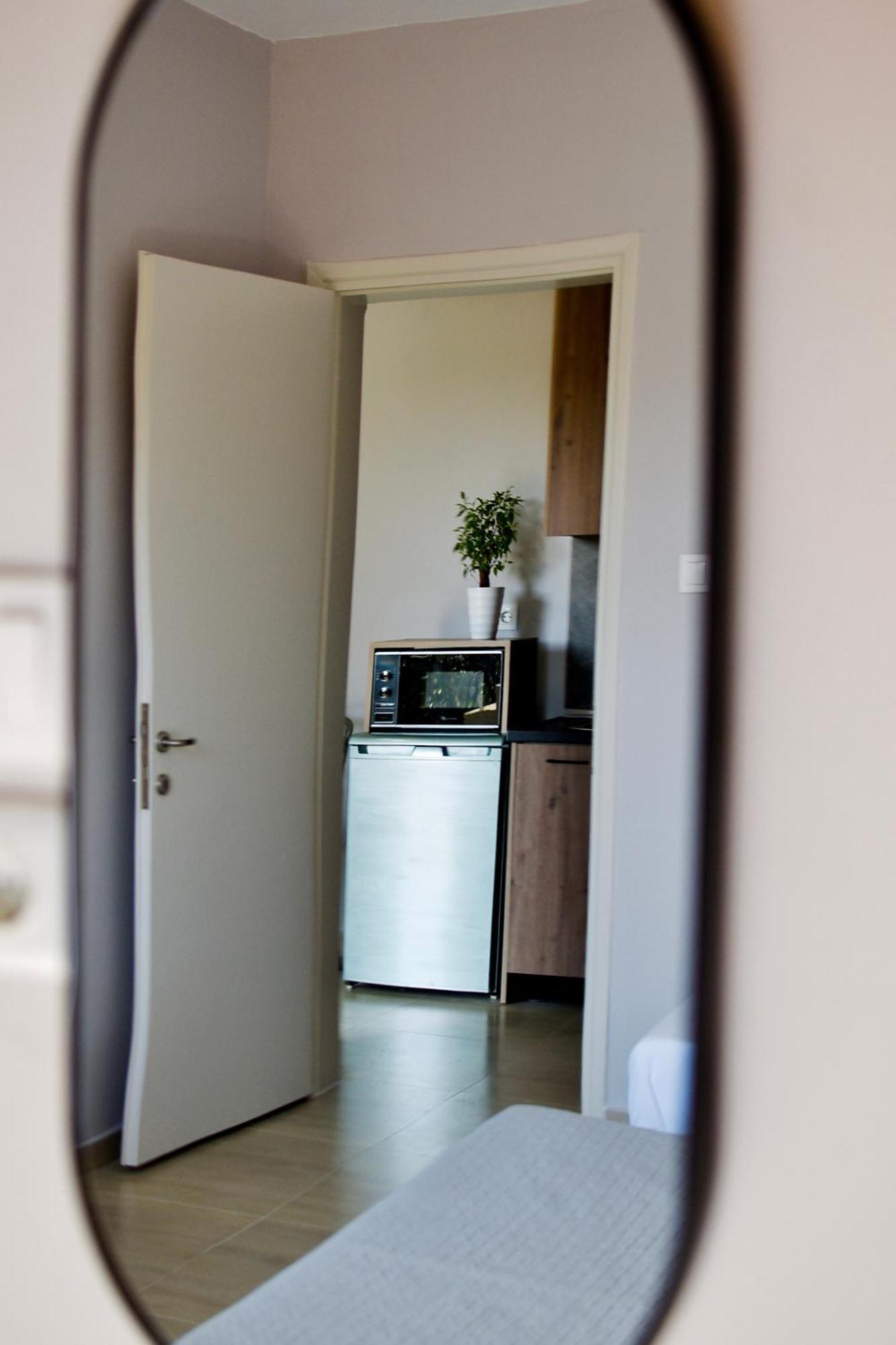 Room Nine 9 Beachfront Apartments Nea Kallikrateia 外观 照片
