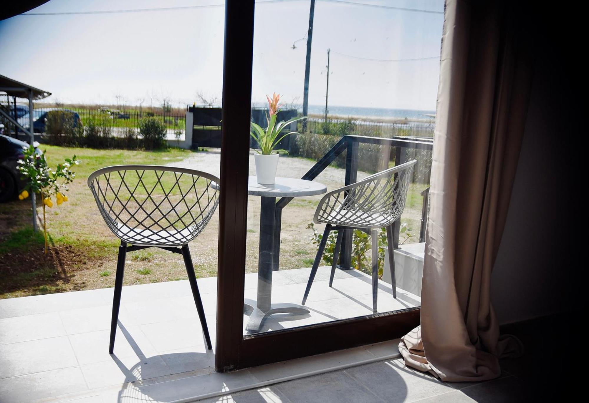 Room Nine 9 Beachfront Apartments Nea Kallikrateia 外观 照片