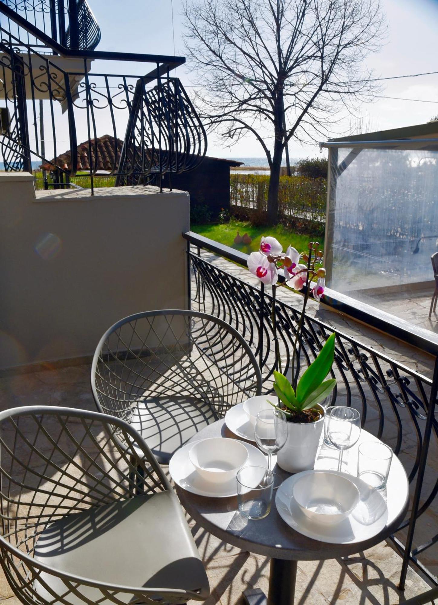 Room Nine 9 Beachfront Apartments Nea Kallikrateia 外观 照片