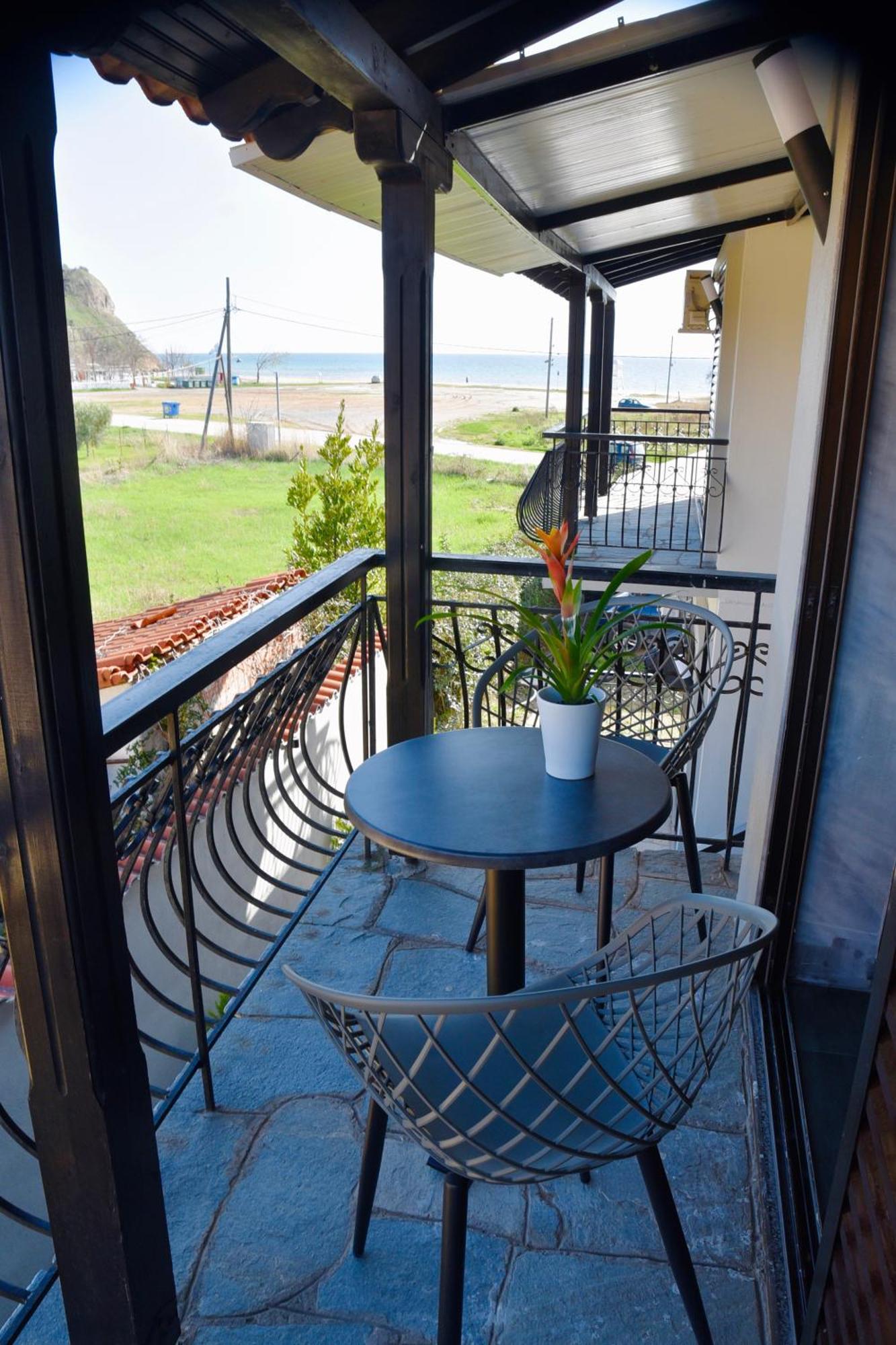 Room Nine 9 Beachfront Apartments Nea Kallikrateia 外观 照片