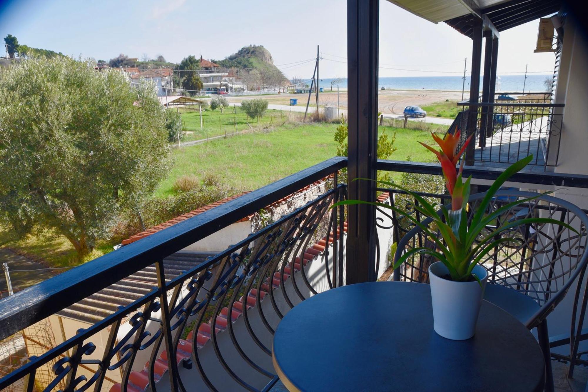 Room Nine 9 Beachfront Apartments Nea Kallikrateia 外观 照片