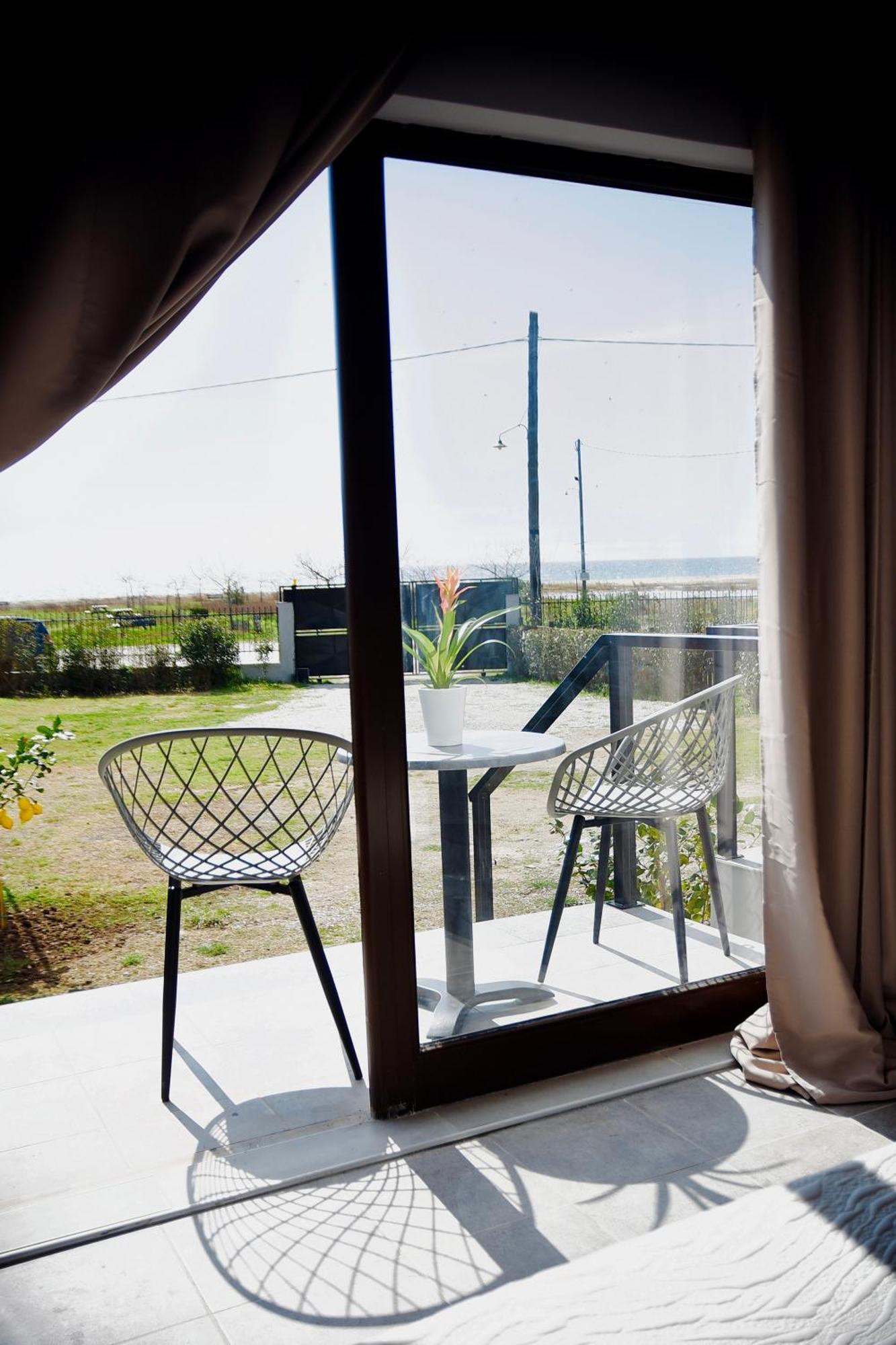 Room Nine 9 Beachfront Apartments Nea Kallikrateia 外观 照片