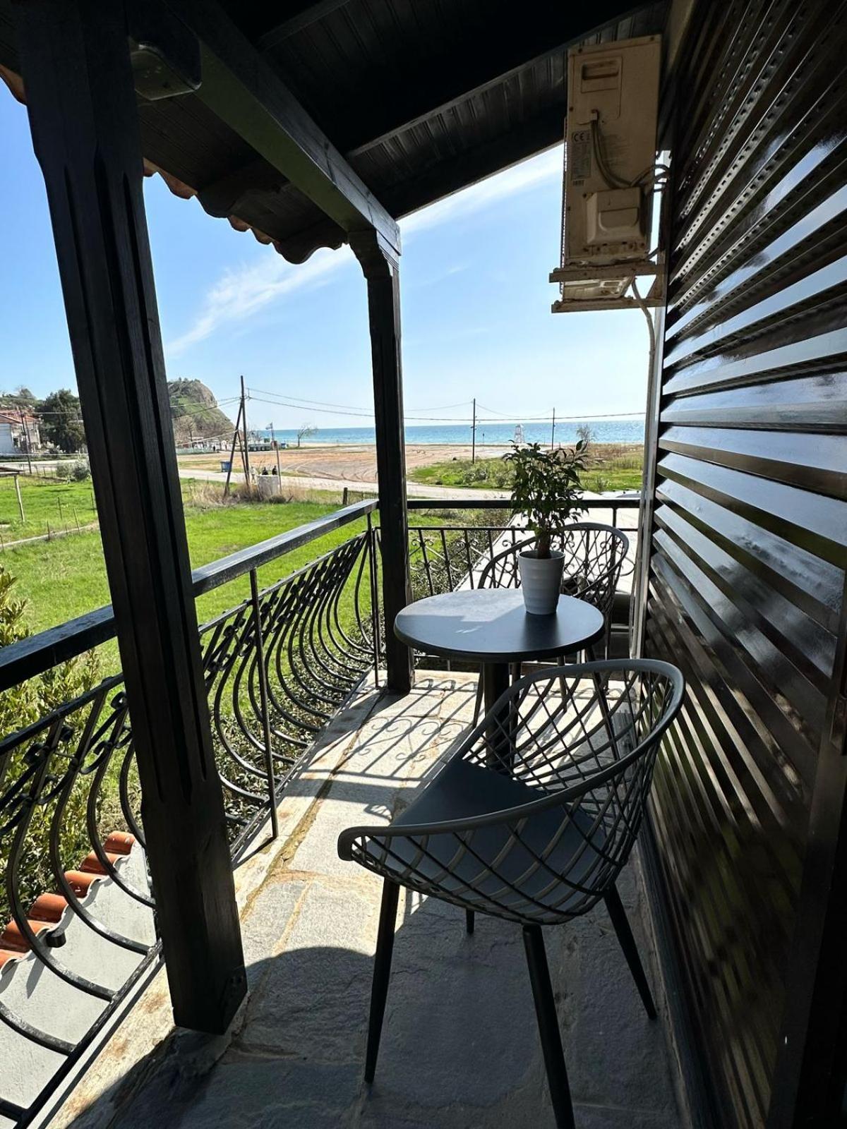 Room Nine 9 Beachfront Apartments Nea Kallikrateia 外观 照片