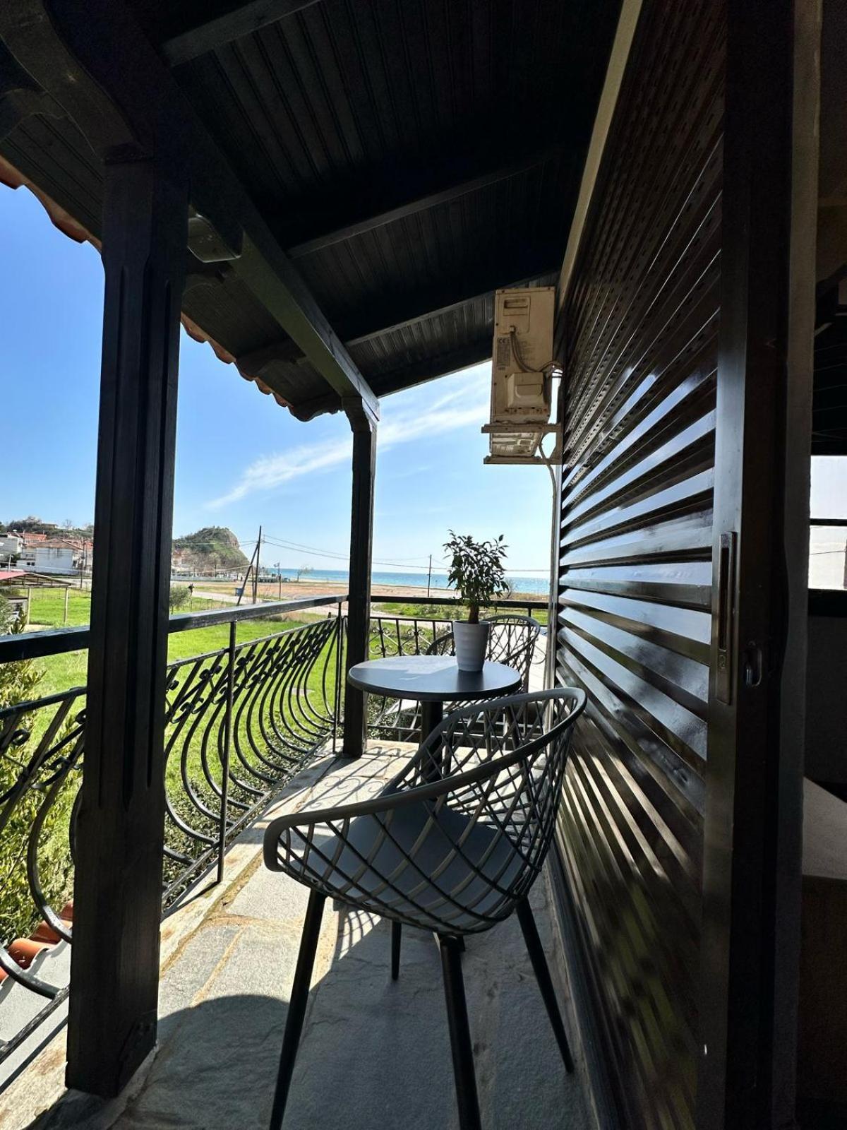 Room Nine 9 Beachfront Apartments Nea Kallikrateia 外观 照片