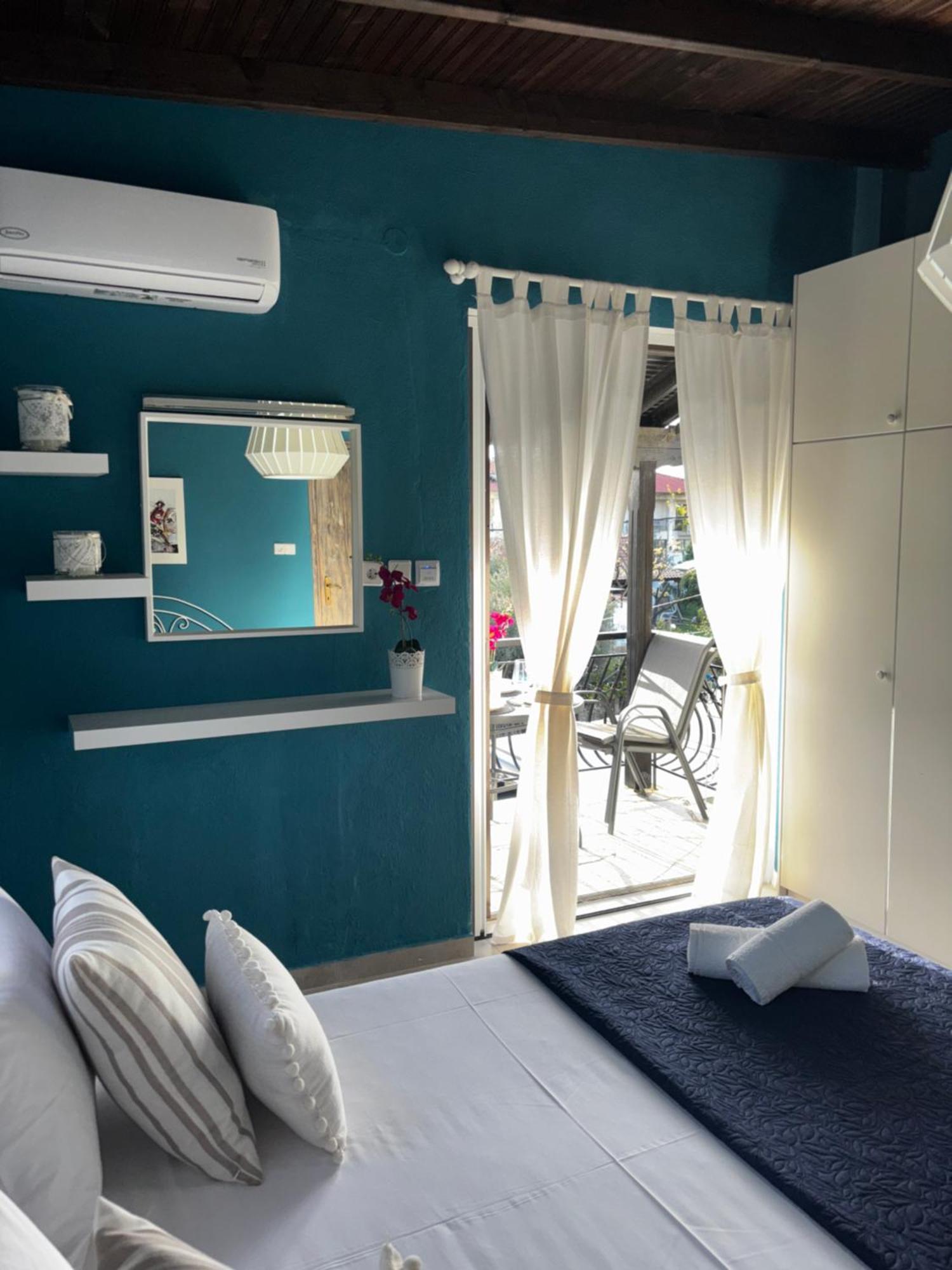Room Nine 9 Beachfront Apartments Nea Kallikrateia 外观 照片